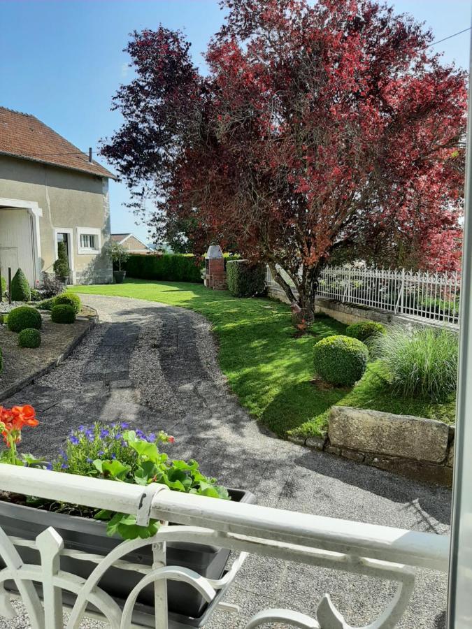 Gite Des Agapanthes Lacroix-sur-Meuse Экстерьер фото